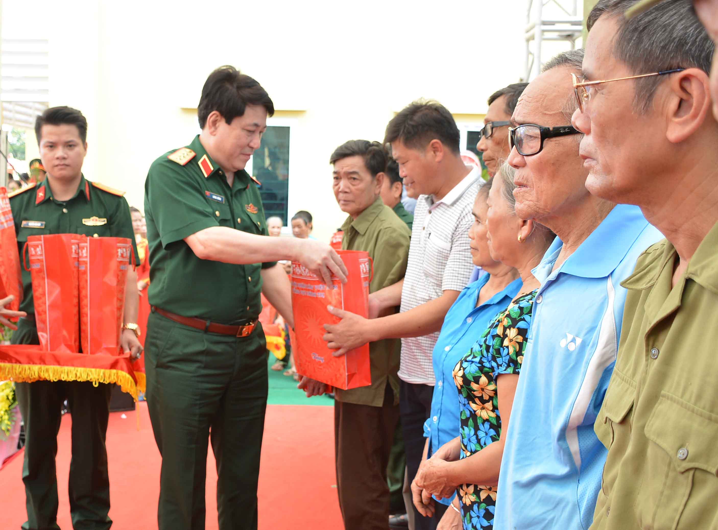 Tổng cục Chính trị QĐND Việt Nam trao tặng công trình Trường Mầm non xã Định Biên